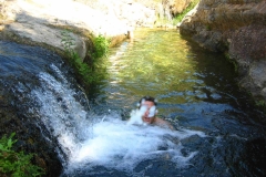 Refrescándose en "la Bañera" de Ayódar